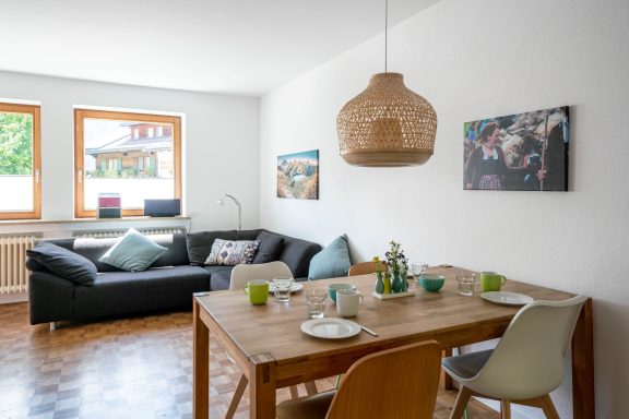 Großer Wohnraum mit offener Küche