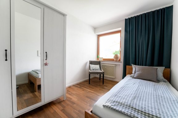 Einzelzimmer mit Platz für Kinderbett